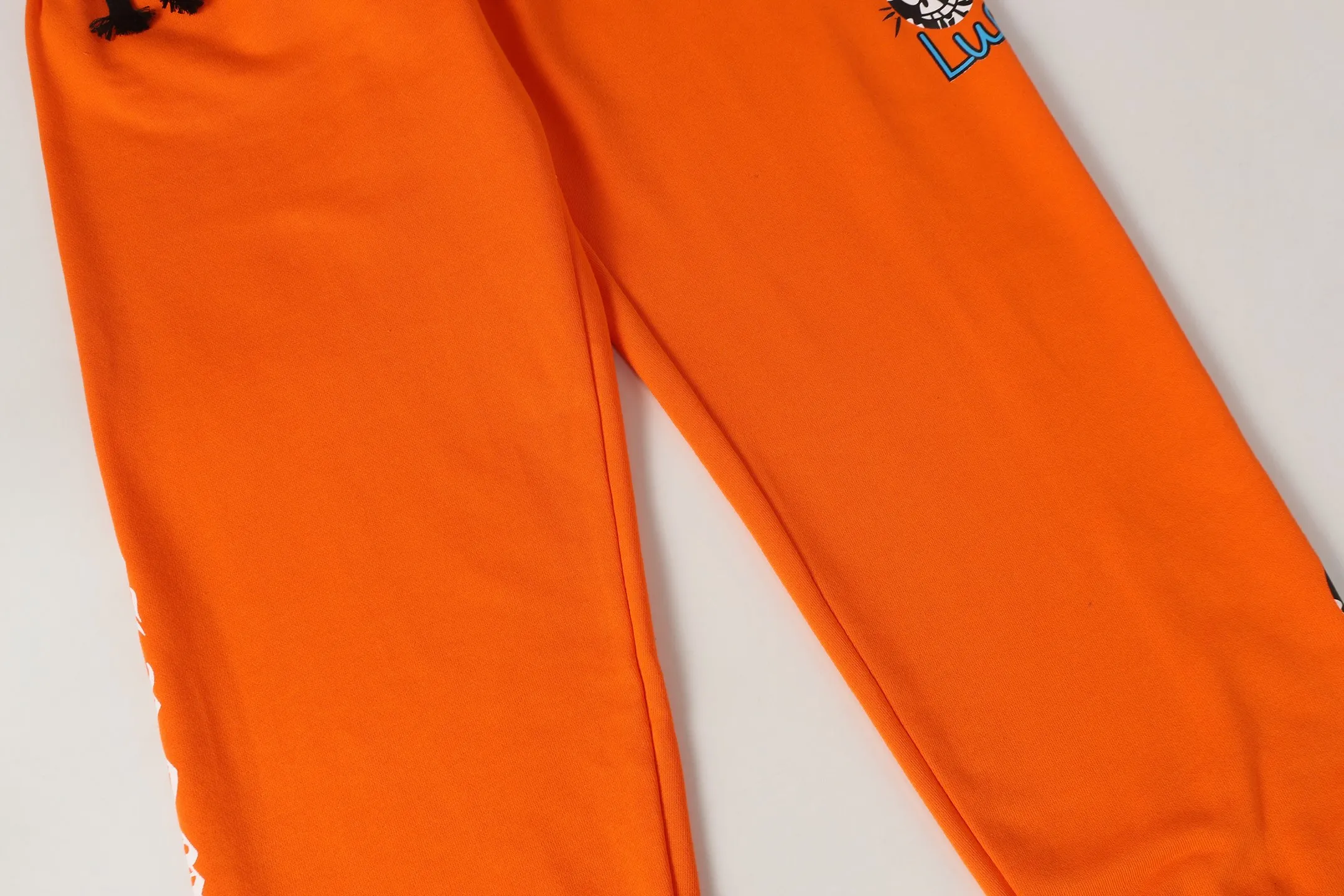 P270 #W5009 model, cross-border running quantity, please do not place an order if you pursue quality - Chrome Hearts/Chrome Heart Sanskrit Graffiti ✍️ Printed trousers, casual pants and sweatpants - High weight, high density and high quality. The wool is soft, delicate and skin-friendly. It feels soft and silky. It has excellent warmth and skin-friendly properties. - Custom-woven and custom-dyed, no color difference. No matter the fabric or workmanship details, it beats the ordinary version on the market. -Colour: Orange -Size: S M L XL
